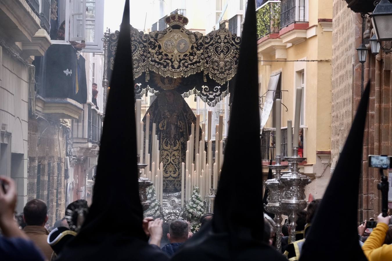 FOTOS: Procesión de Servitas el Viernes de Dolores, en la Semana Santa de Cádiz 2022