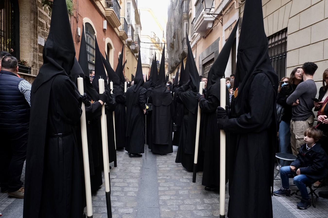 FOTOS: Procesión de Servitas el Viernes de Dolores, en la Semana Santa de Cádiz 2022