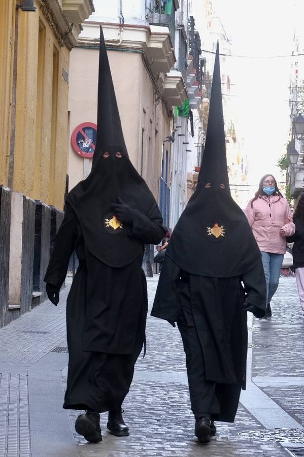 FOTOS: Procesión de Servitas el Viernes de Dolores, en la Semana Santa de Cádiz 2022