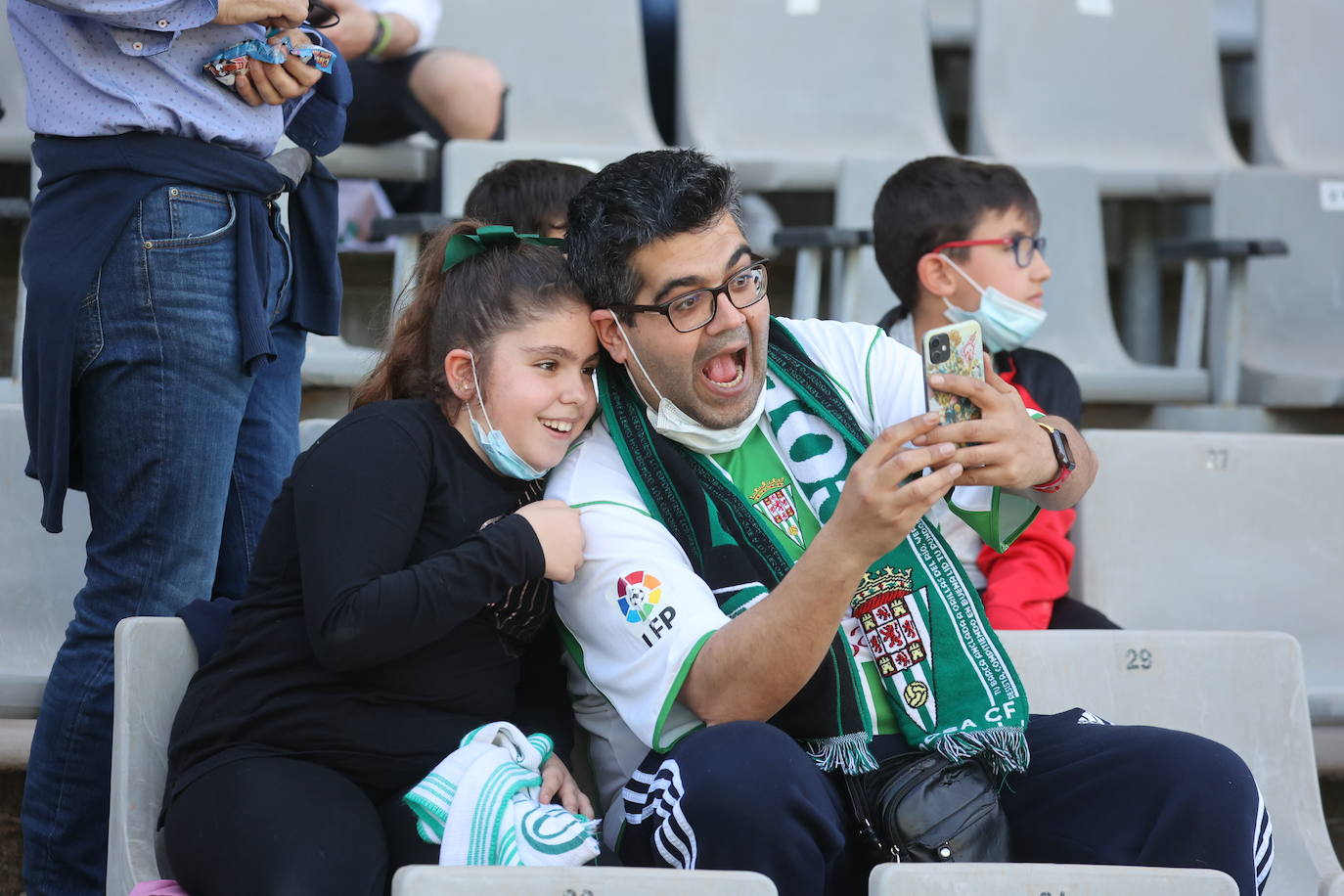 En imágenes, el fantástico ambiente en el Córdoba CF - Villanovense