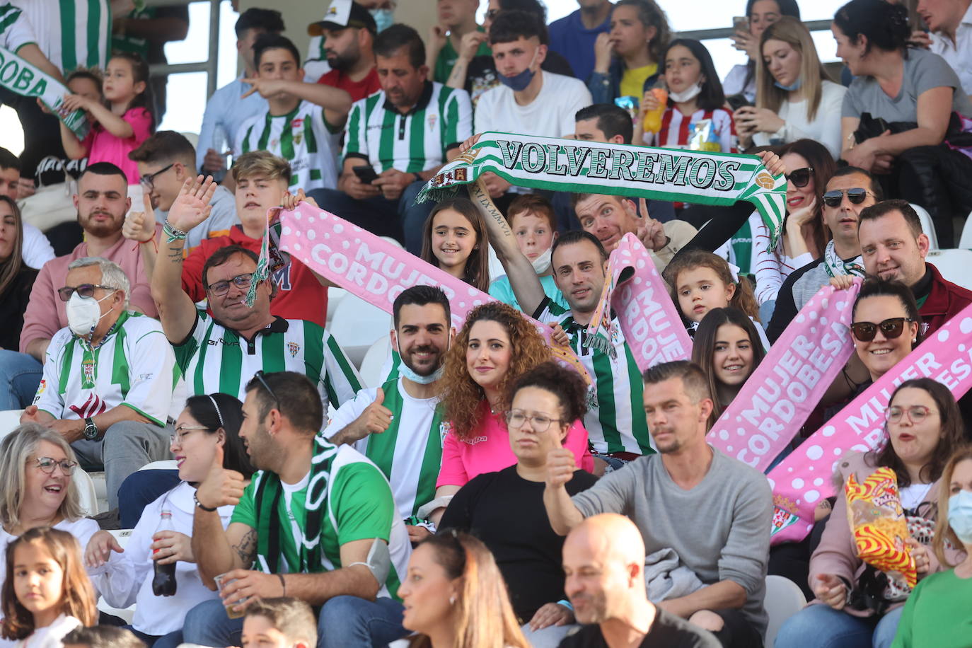 En imágenes, el fantástico ambiente en el Córdoba CF - Villanovense