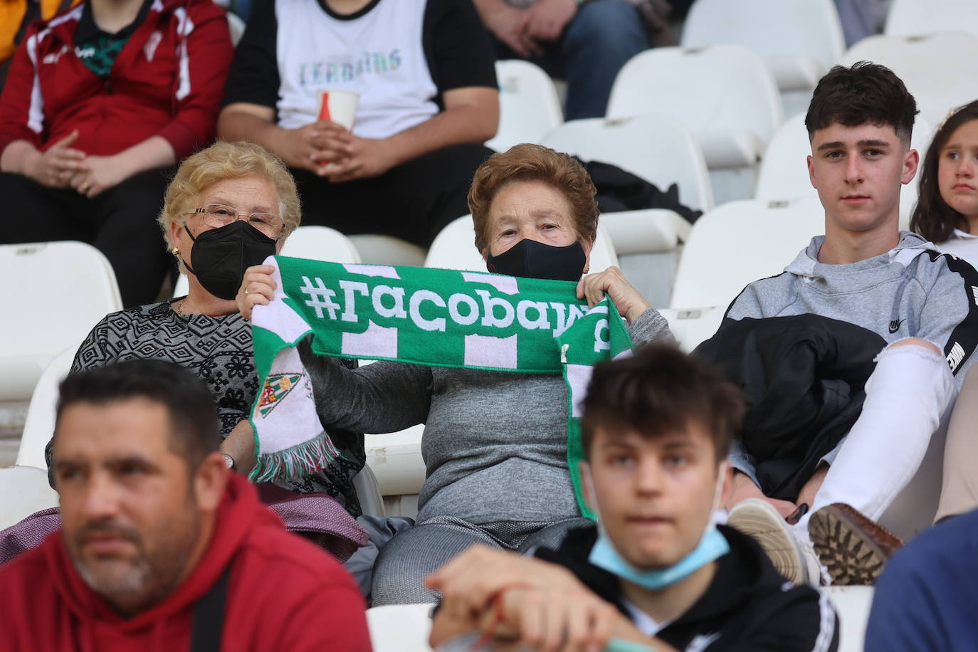 En imágenes, el fantástico ambiente en el Córdoba CF - Villanovense