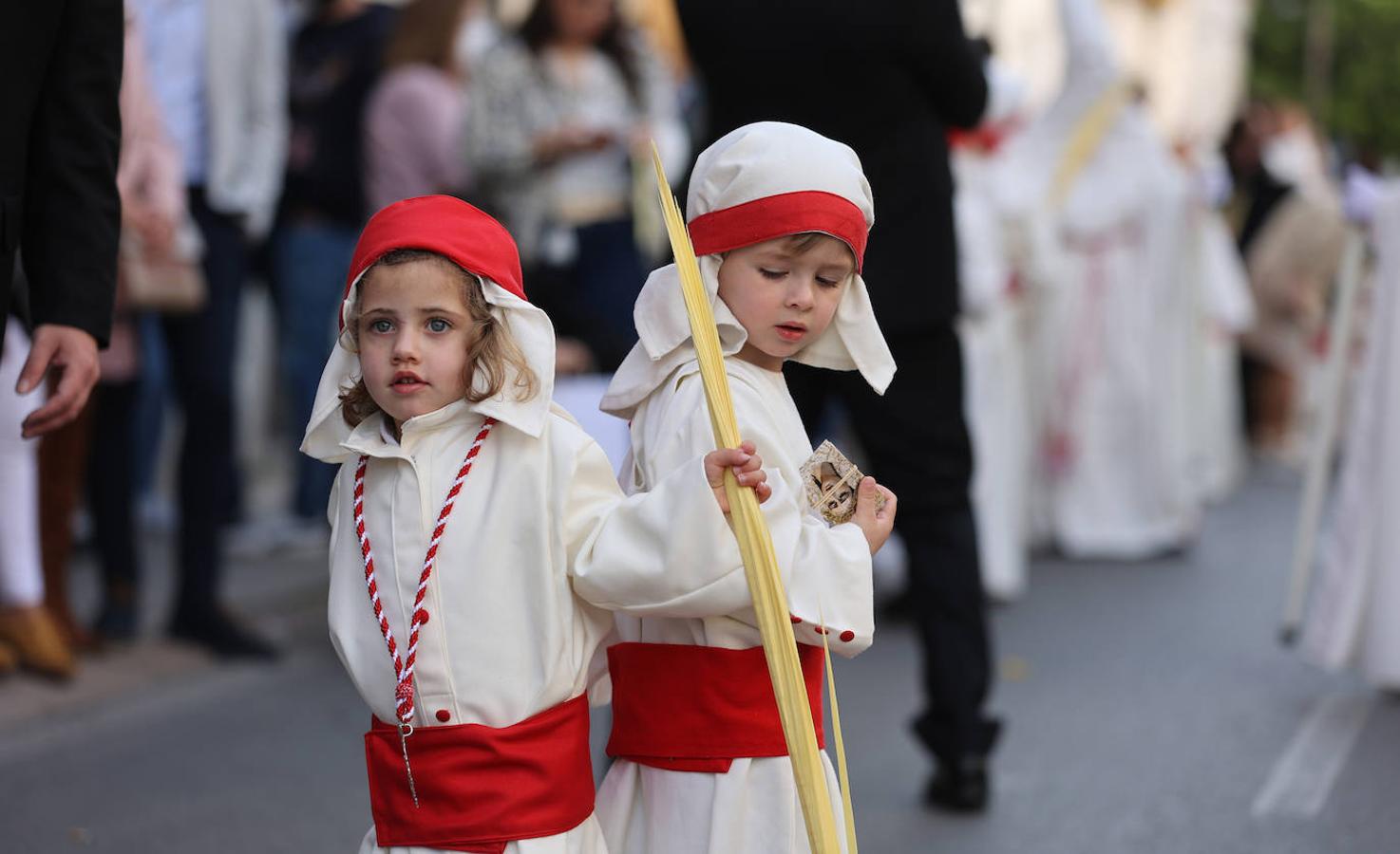 Es tradición que los niños entreguen sus palmas a sus padrinos del Bautismo. 