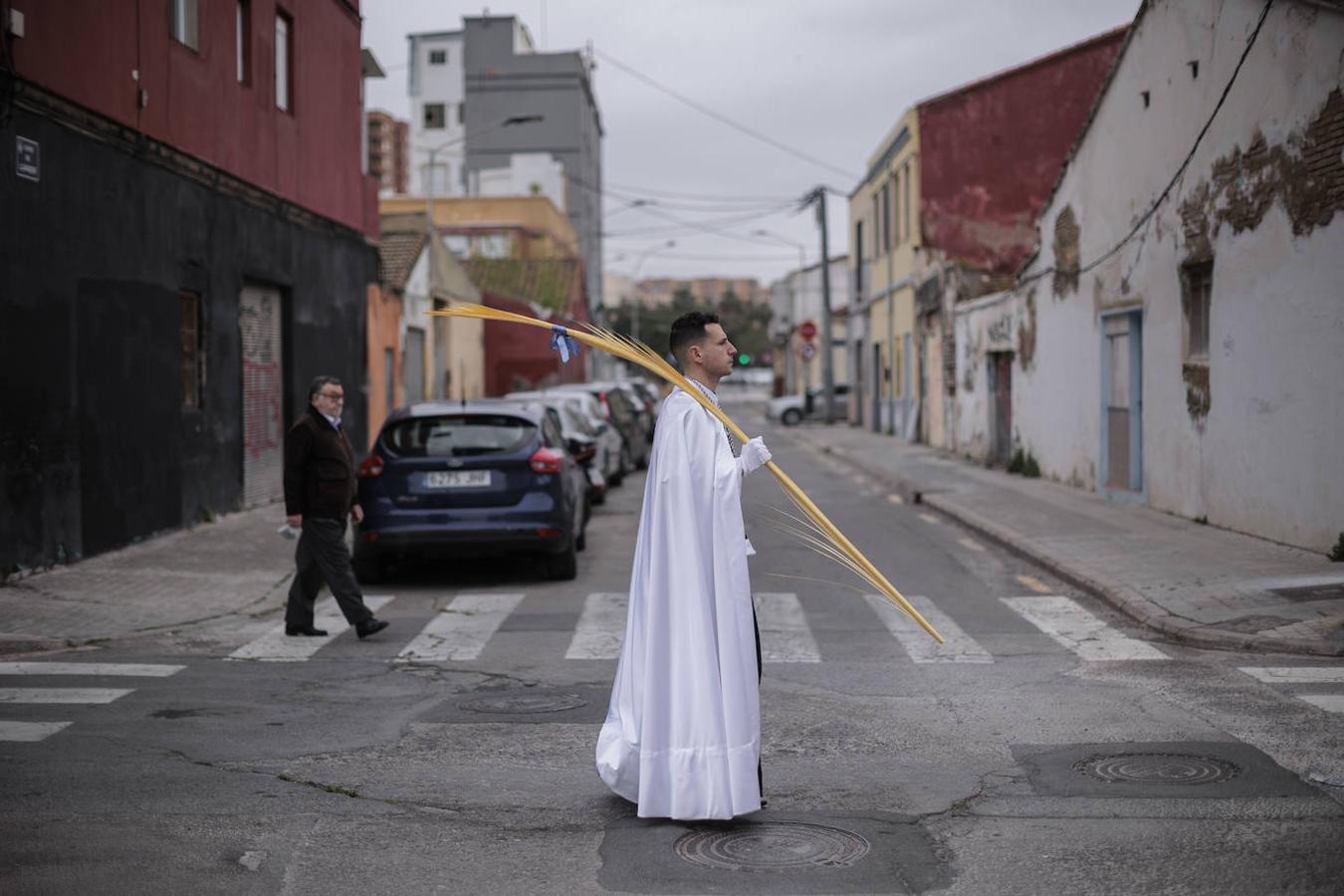 Una persona porta una palma durante una procesión en Valencia. 