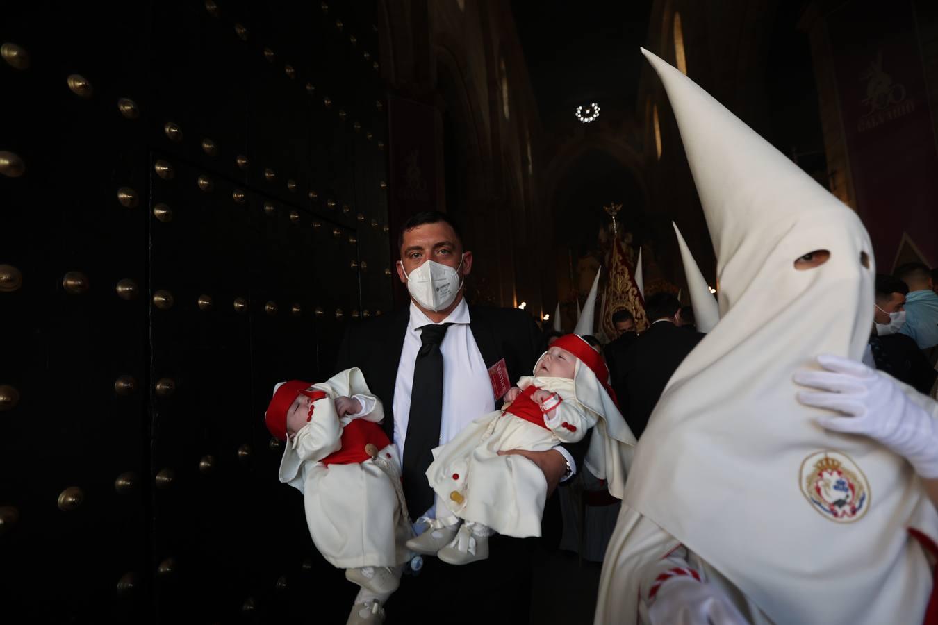 La vibrante salida de la Borriquita en el Domingo de Ramos de Córdoba, en imágenes