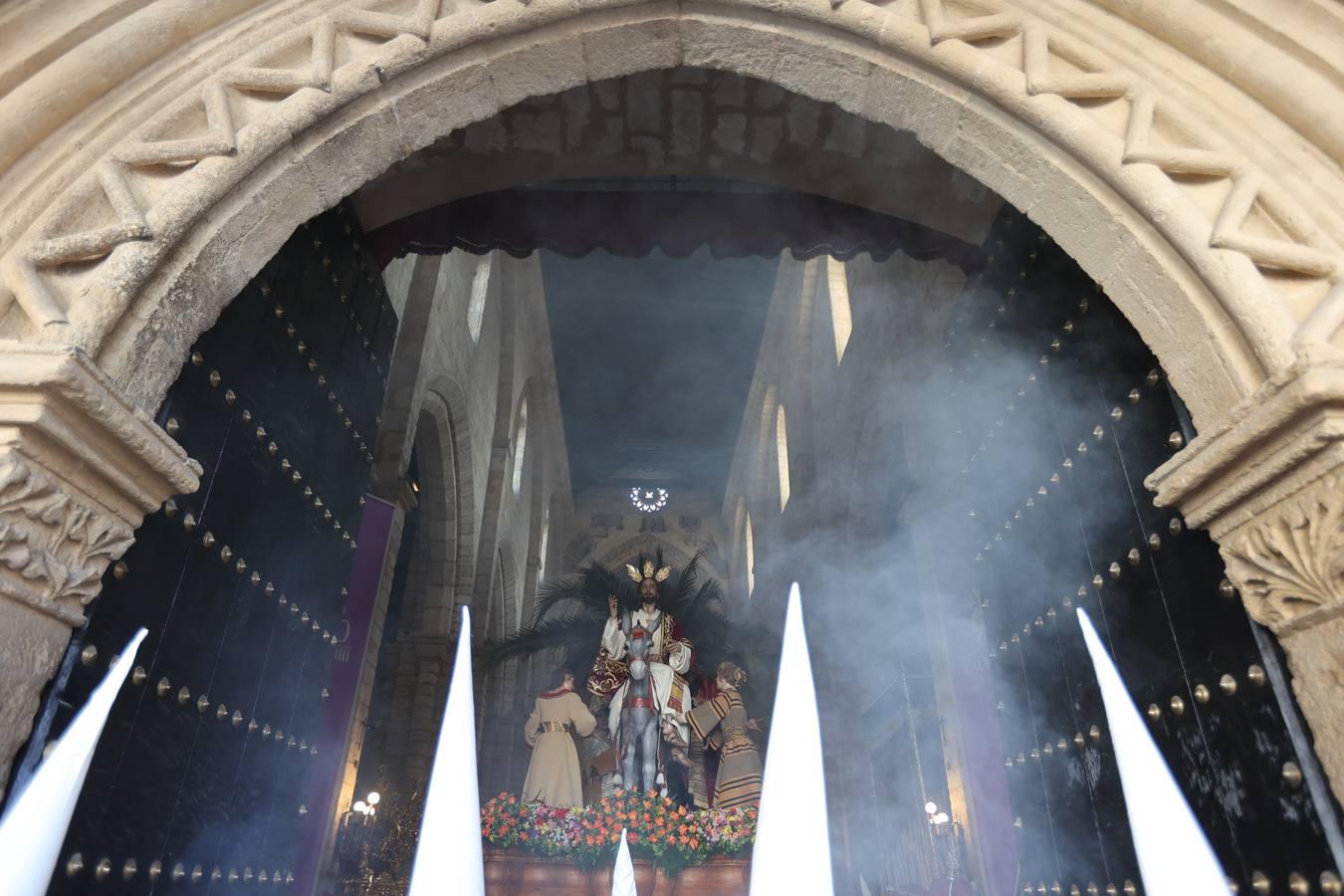 La vibrante salida de la Borriquita en el Domingo de Ramos de Córdoba, en imágenes