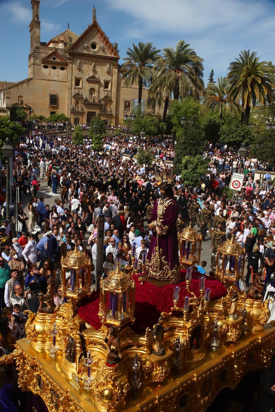 El imágenes, el Rescatado reparte su gracia el Domingo de Ramos en Córdoba