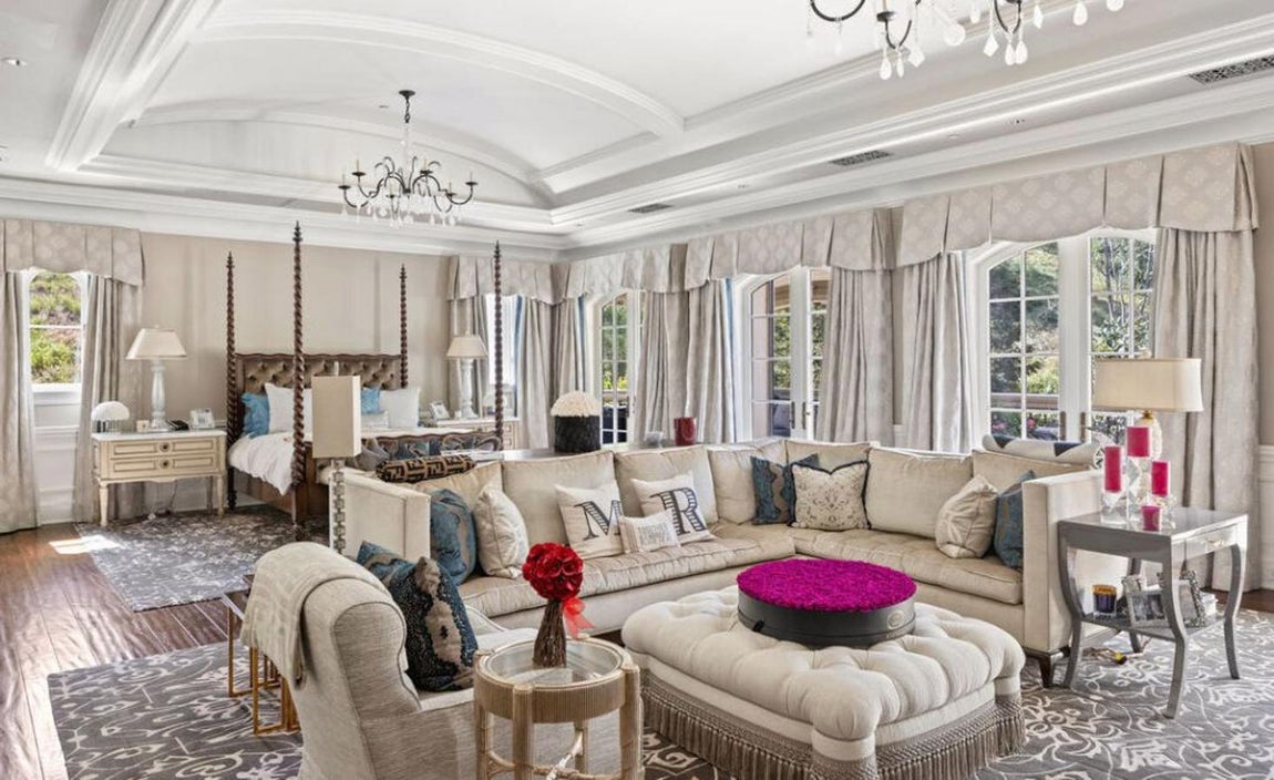 La mansión que Mark Wahlberg vende por 40 millones. Sus 2.800 metros cuadrados albergan doce dormitorios y veinte baños, cuyas dimensiones hacen que no tengan nada que envidiar a los mejores hoteles. No faltan lo techos abovedados, camas con dosel y grandes terrazas.