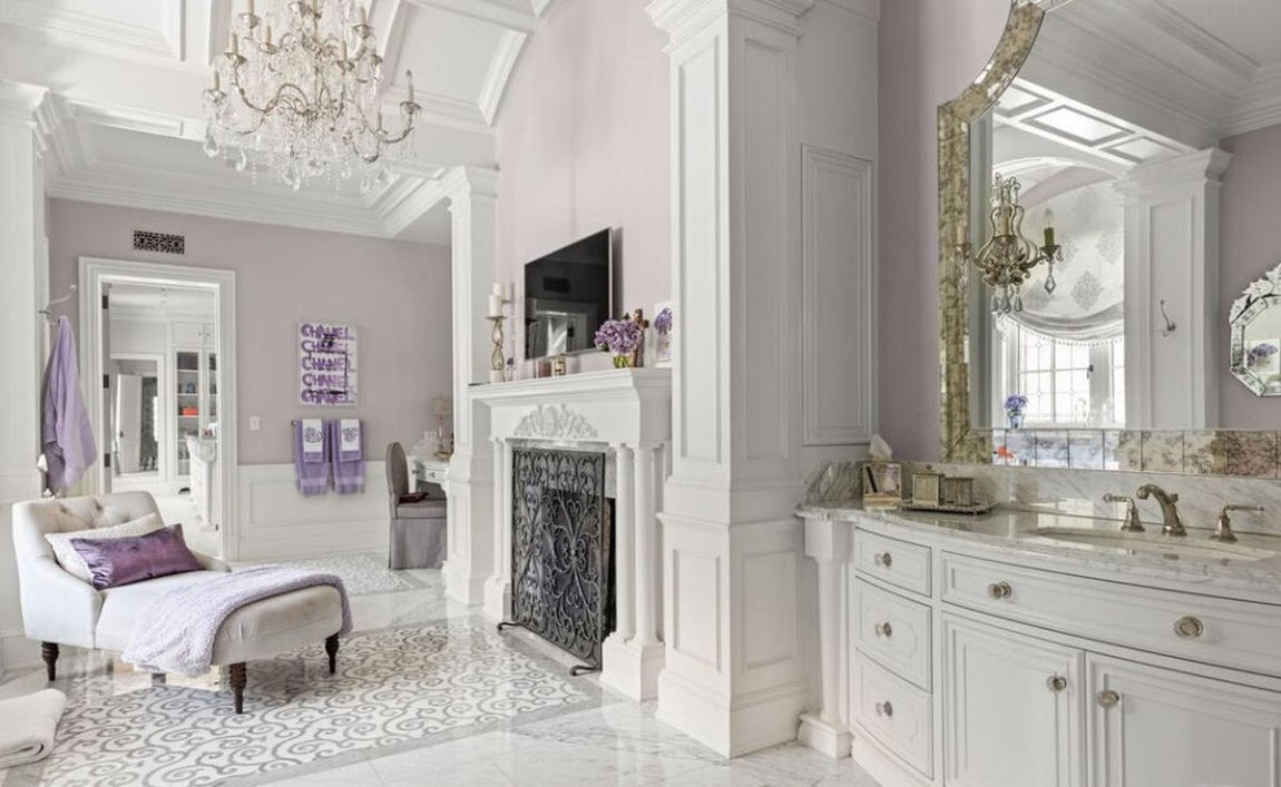 La mansión que Mark Wahlberg vende por 40 millones. El baño del dormitorio principal además de jacuzzi y sauna, alberga hasta una chimenea. No cabe duda de que la casa del actor destila lujo en cada una de sus estancias.