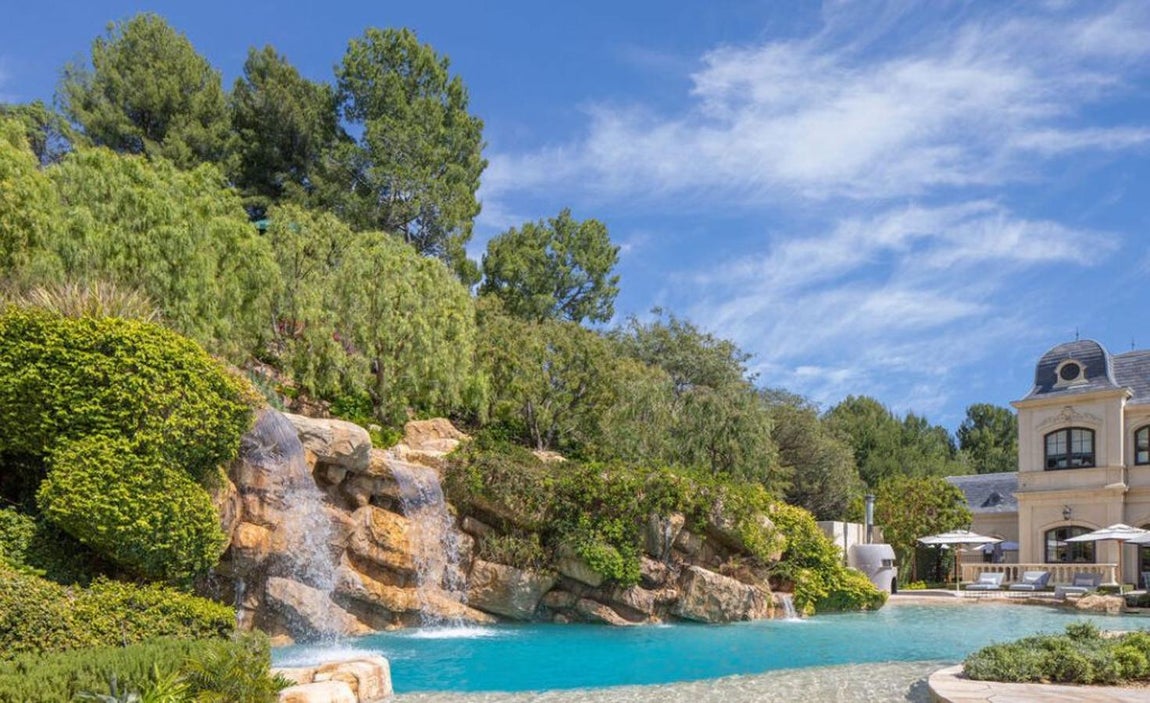 La mansión que Mark Wahlberg vende por 40 millones. La casa fue construida por Richard Landry, uno de los arquitectos más afamados de Hollywood, y para su construcción se inspiró en los castillos medievales europeos, donde añadió un característico acabado más pomposo típico de este tipo de casas americanas.