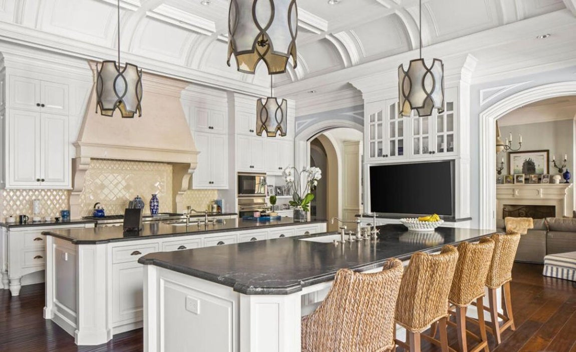 La mansión que Mark Wahlberg vende por 40 millones. En el interior, la decoración se basa en mobiliario de madera blanca con suelo de roble y detalles en piedra caliza que le confieren un aire muy acogedor.