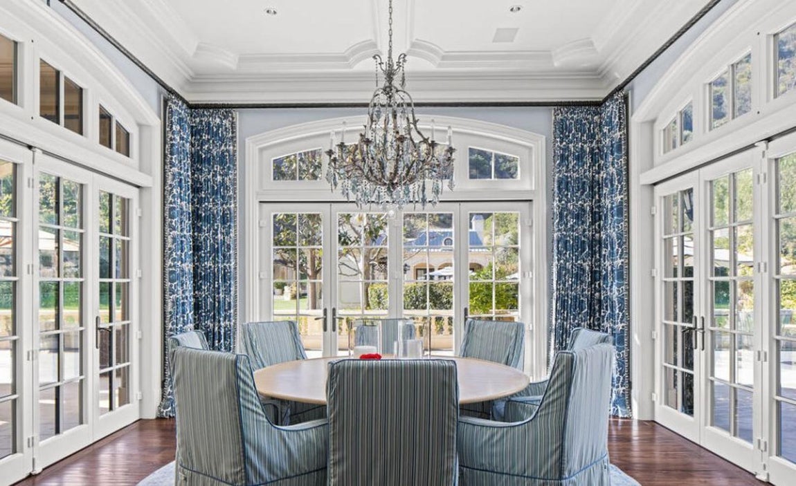 La mansión que Mark Wahlberg vende por 40 millones. Las estancias principales como los salones, cocina y comedor comunican con los jardines a través de puertas acristaladas que además hacen que se vean más amplias y luminosas.