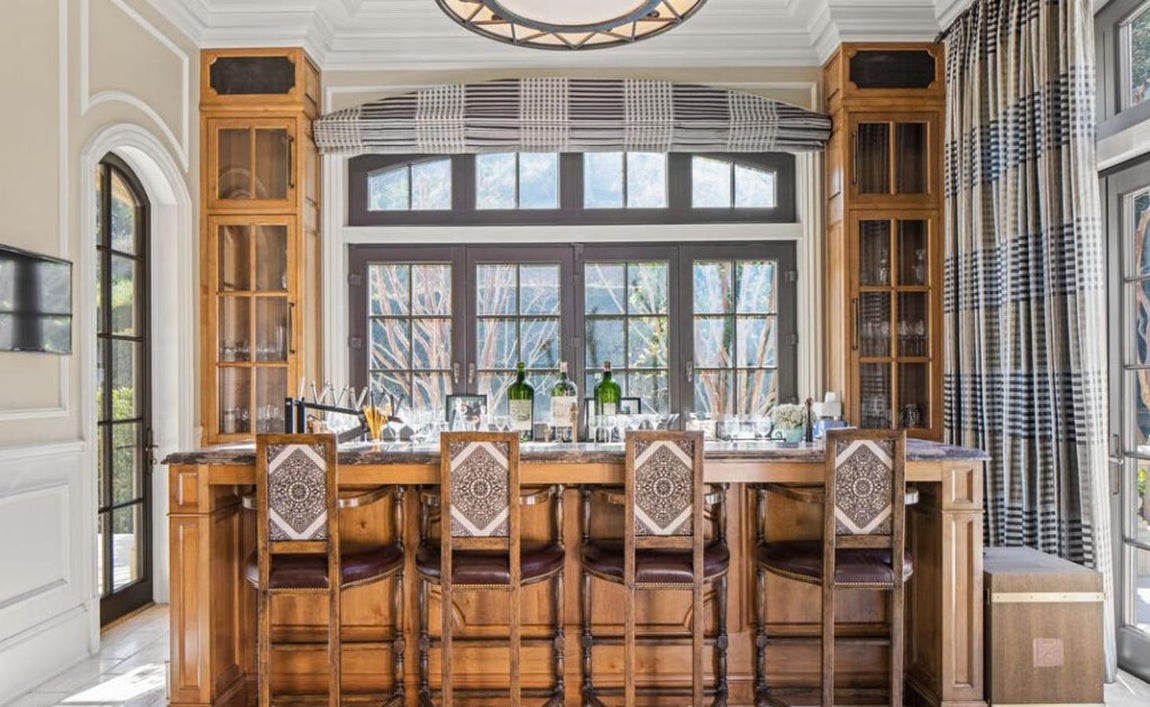 La mansión que Mark Wahlberg vende por 40 millones. También tiene repartidos varios bares en las diferentes plantas y jardines.