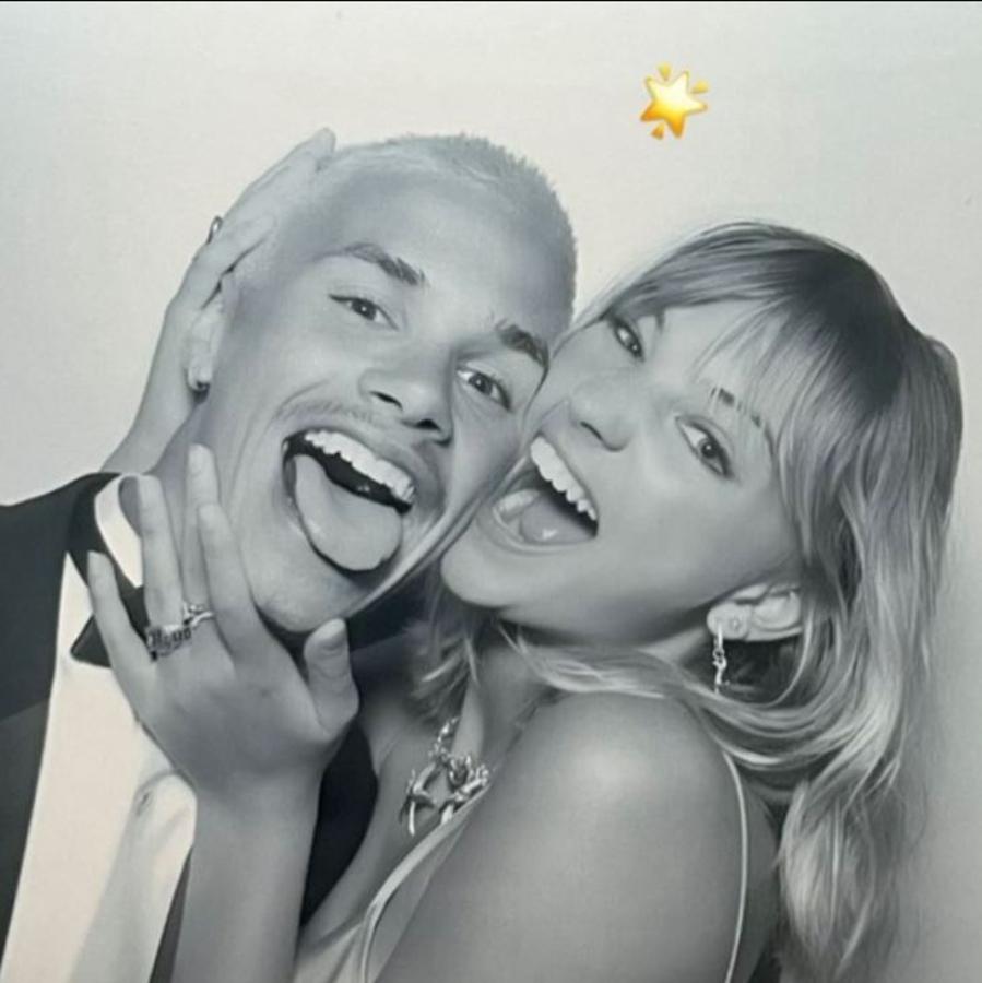 El hermano del novio, Romeo, junto a su pareja. 