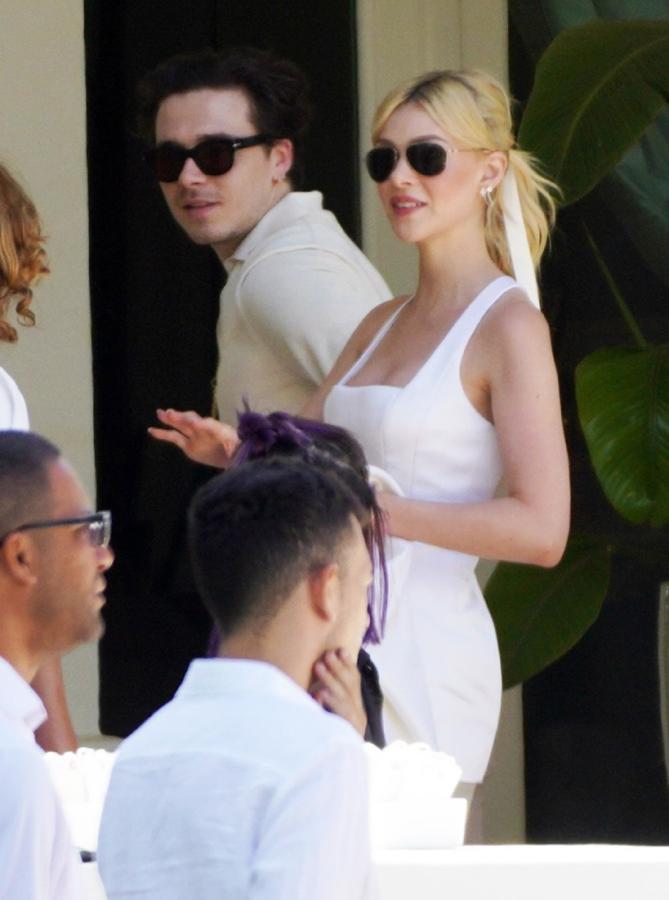 Brooklyn Beckham y Nicola Peltz el día después de su boda acudiendo a un brunch con su familia. 
