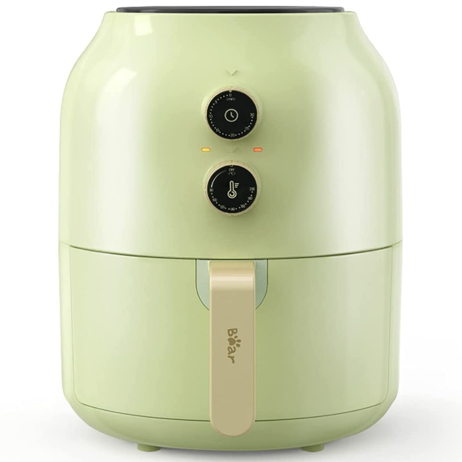 Freidora de aire de Bear. En comparación con una freidora normal, la freidora de aire sin aceite reduce la cantidad de grasa añadida durante el proceso de cocción. Cuando se utiliza una freidora de aire, es posible preparar los platos más deliciosos y acelerar la velocidad de preparación de la cena. Cuece más rápido con un 85% menos de calorías, útil para freír, asar y hornear. Puedes encontrarla en Amazon.