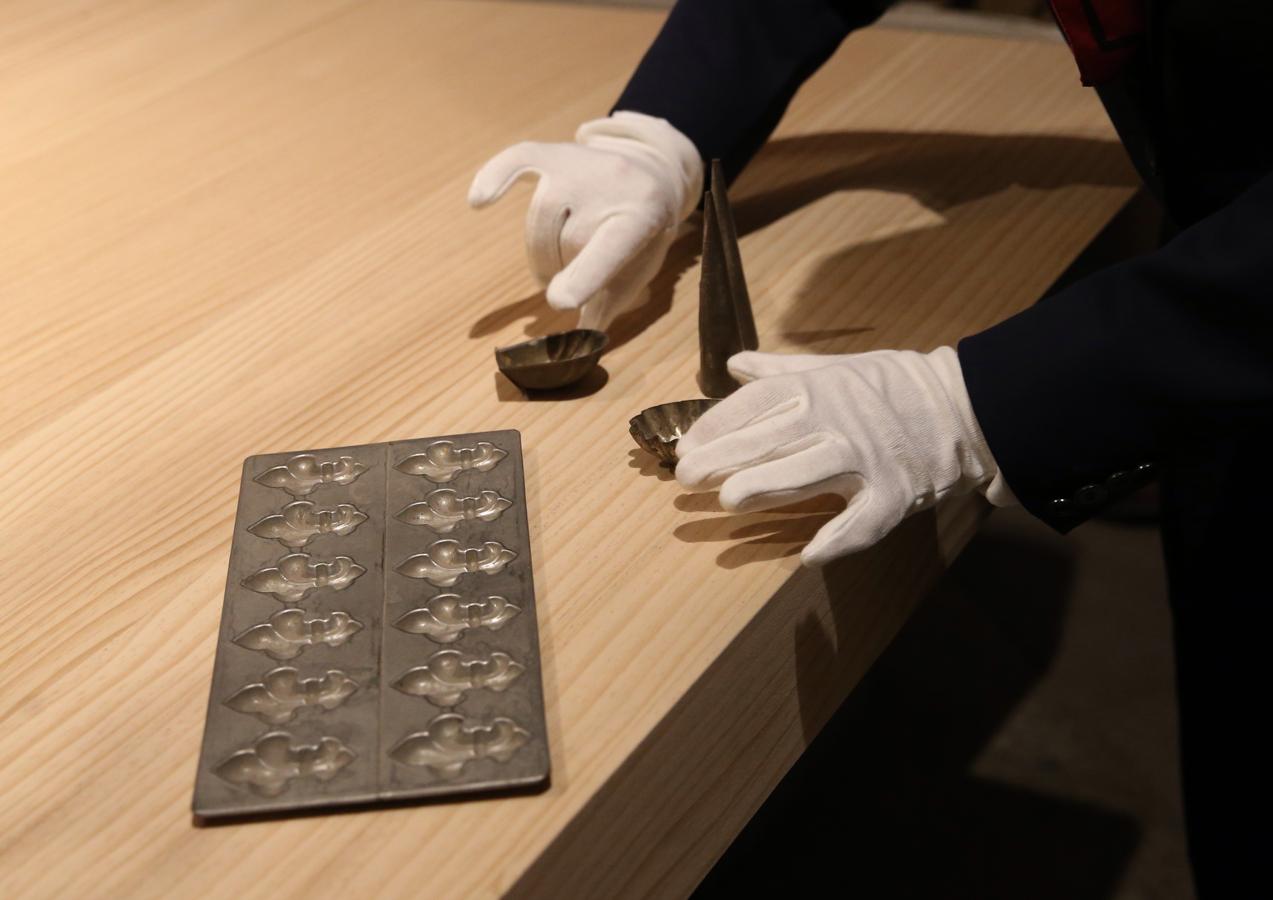 Pirulís para hacer caramelo y moldes para bombones de chocolate. 