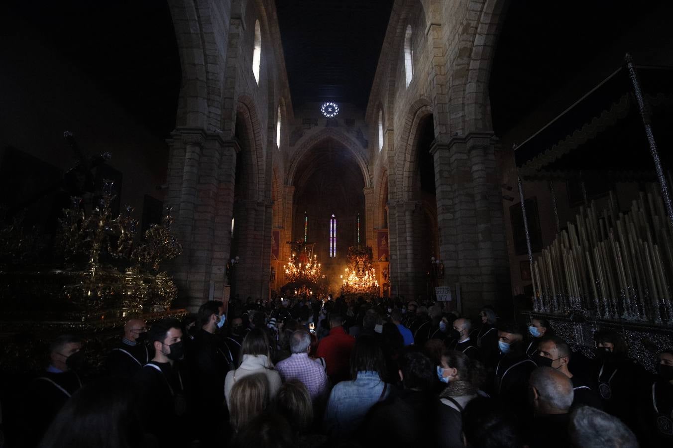 Las sobrias imágenes de Ánimas en el interior de San Lorenzo este Lunes Santo