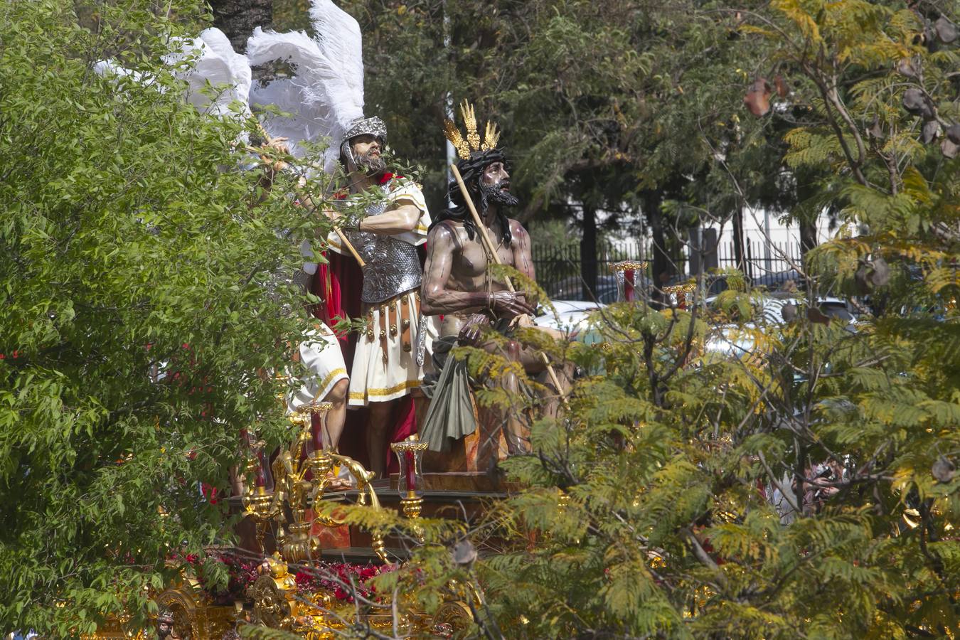 Lunes Santo | Bulla, devoción y todo un barrio tras la Merced de Córdoba, en imágenes