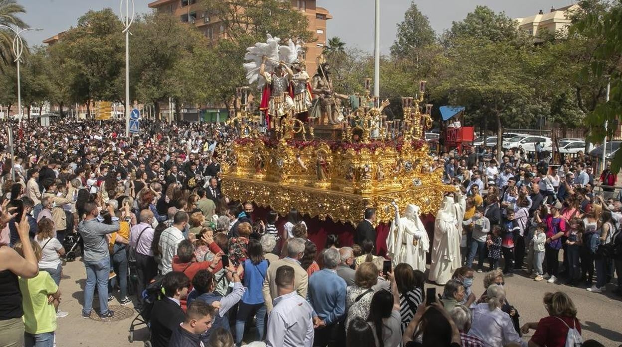 Lunes Santo | Bulla, devoción y todo un barrio tras la Merced de Córdoba, en imágenes