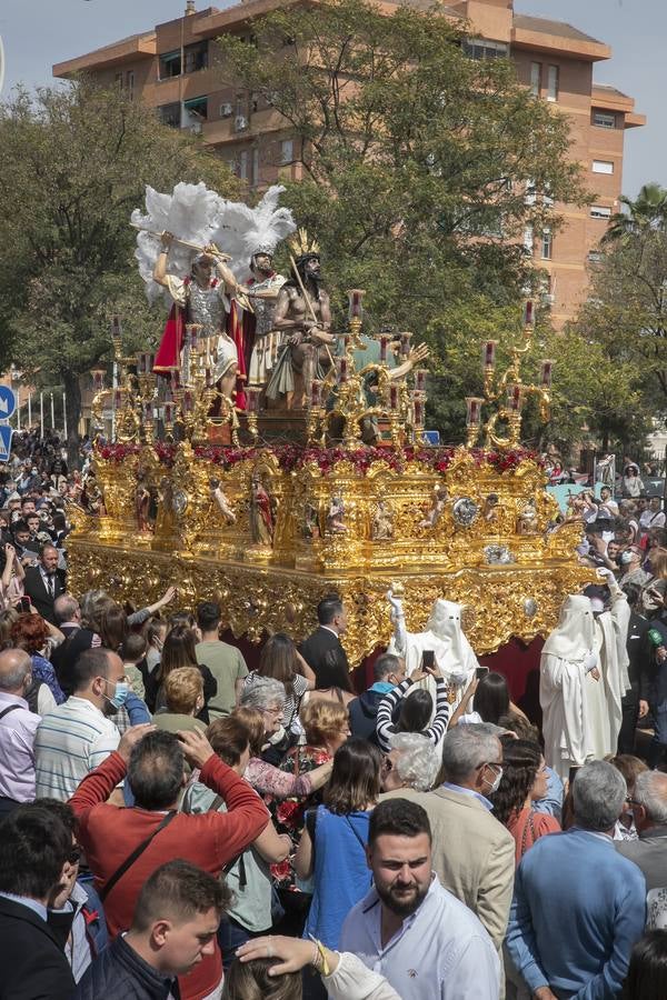 Lunes Santo | Bulla, devoción y todo un barrio tras la Merced de Córdoba, en imágenes