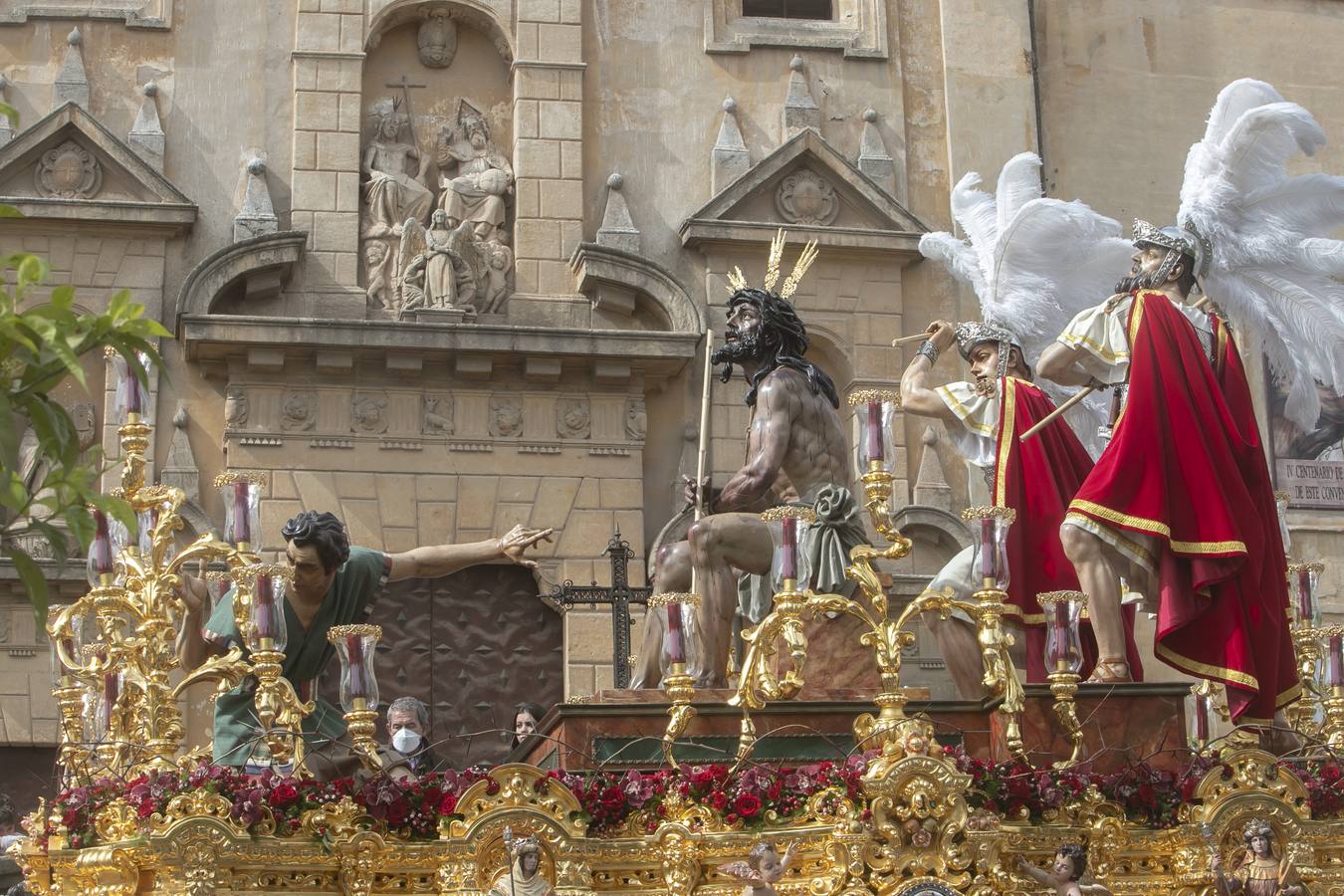 Lunes Santo | Bulla, devoción y todo un barrio tras la Merced de Córdoba, en imágenes