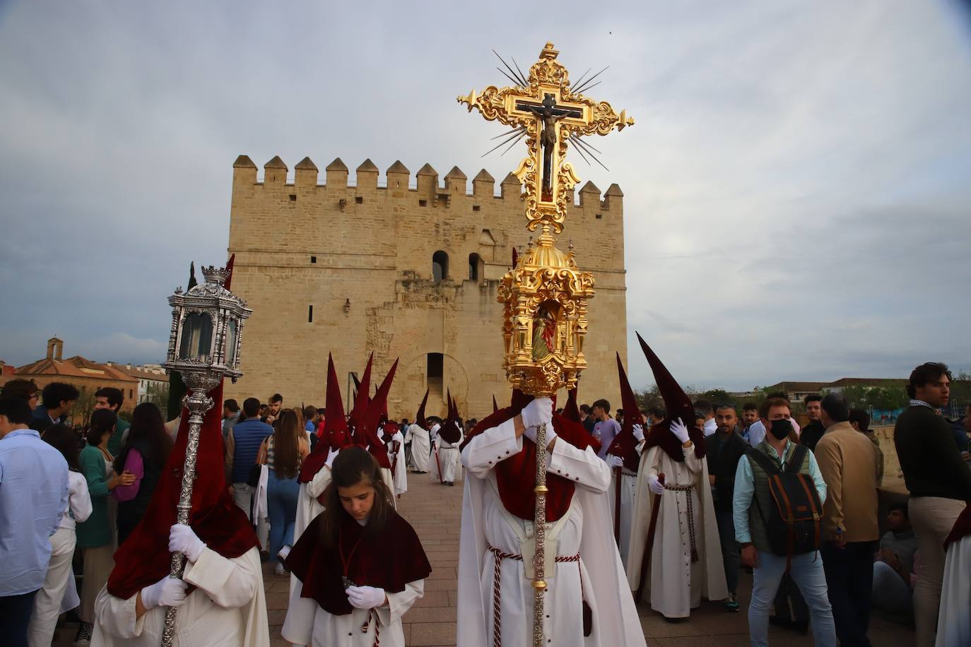 Lunes Santo | El bello desafío en Córdoba de la Vera Cruz a la lluvia, en imágenes