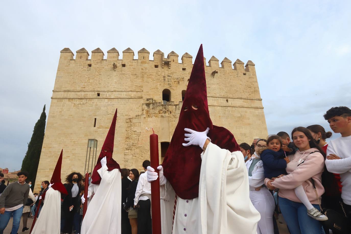 Lunes Santo | El bello desafío en Córdoba de la Vera Cruz a la lluvia, en imágenes