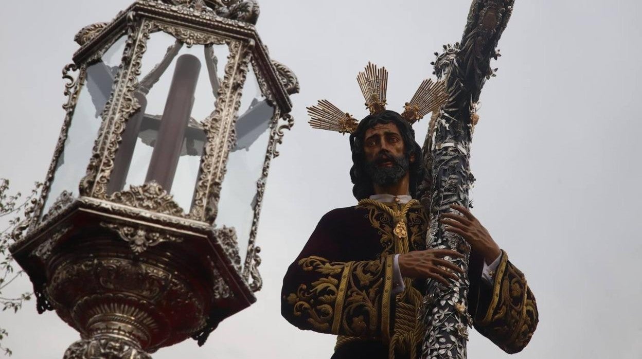 Lunes Santo | El bello desafío en Córdoba de la Vera Cruz a la lluvia, en imágenes