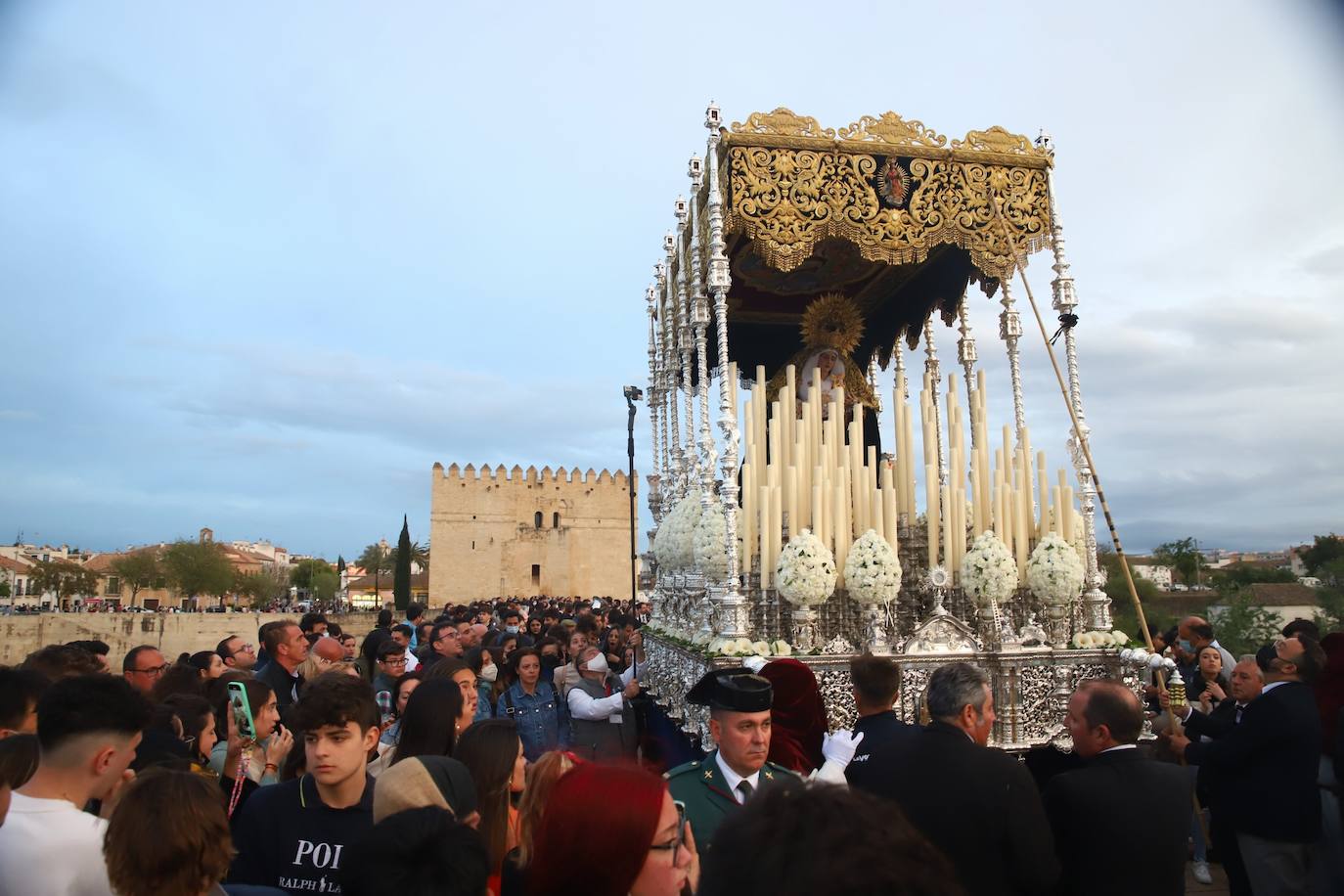 Lunes Santo | El bello desafío en Córdoba de la Vera Cruz a la lluvia, en imágenes