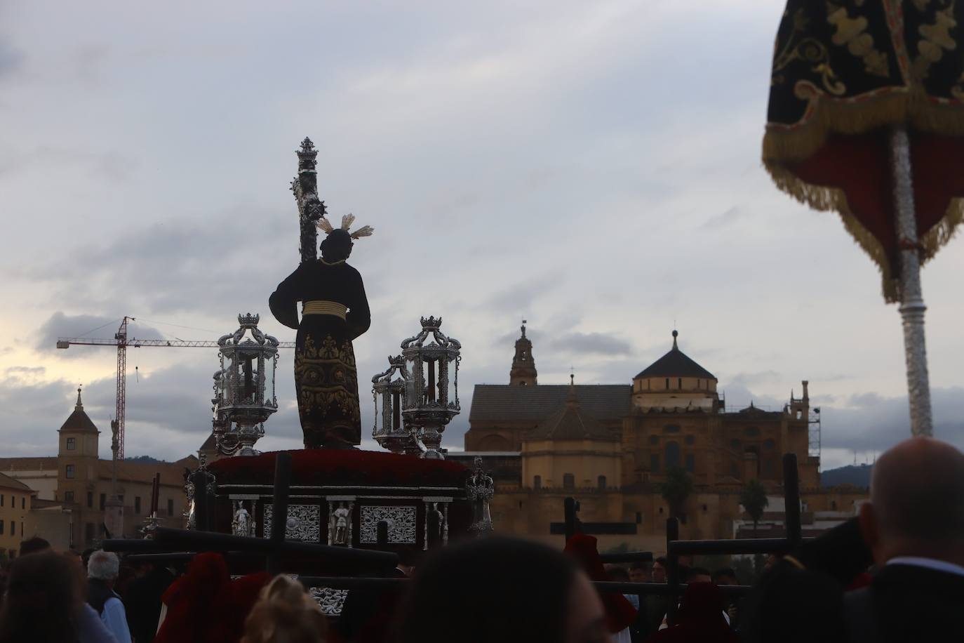 Lunes Santo | El bello desafío en Córdoba de la Vera Cruz a la lluvia, en imágenes