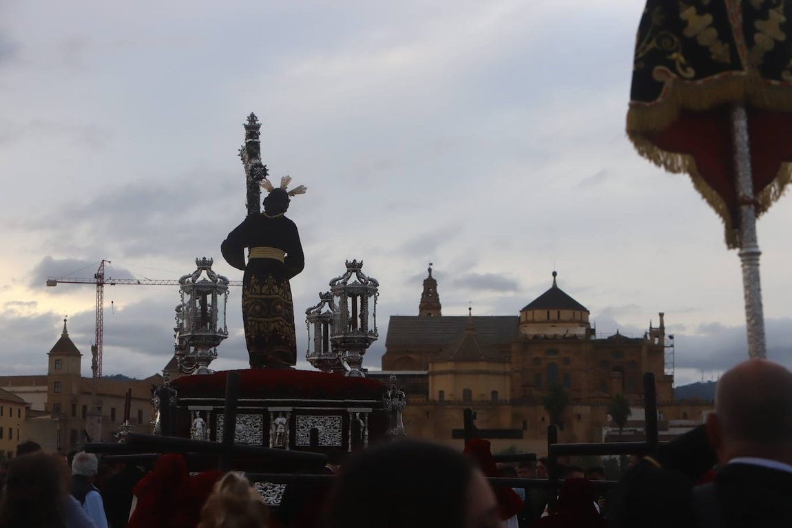 Lunes Santo | El bello desafío en Córdoba de la Vera Cruz a la lluvia, en imágenes