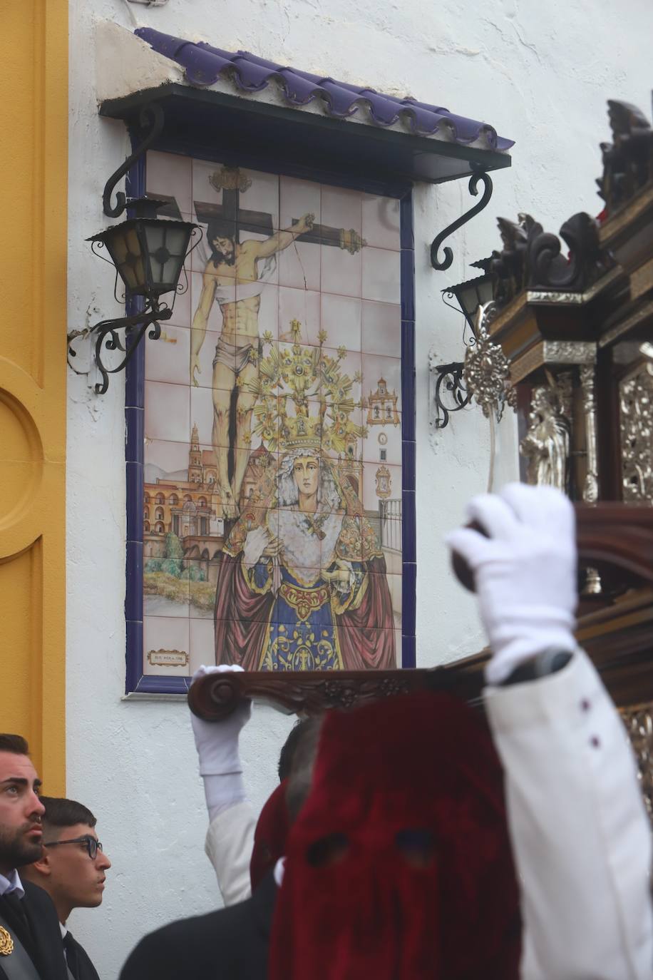 Lunes Santo | El bello desafío en Córdoba de la Vera Cruz a la lluvia, en imágenes