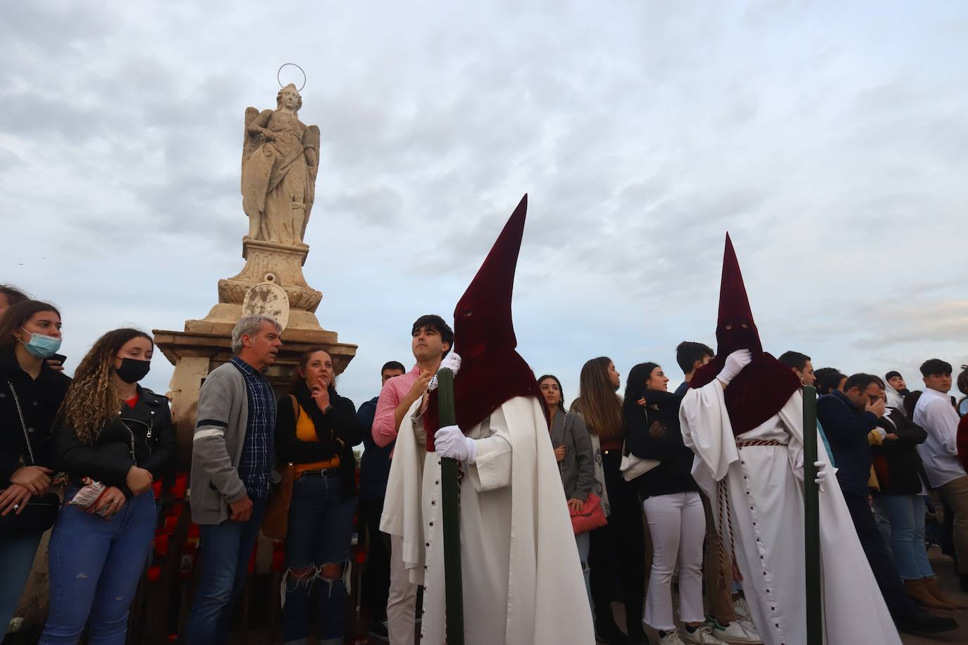 Lunes Santo | El bello desafío en Córdoba de la Vera Cruz a la lluvia, en imágenes