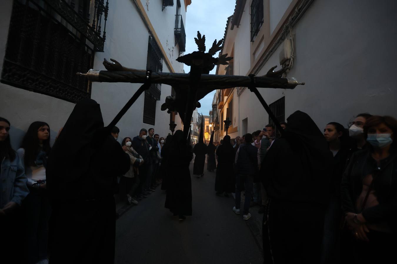 Lunes Santo | La mística salida del Via Crucis de Córdoba, en imágenes