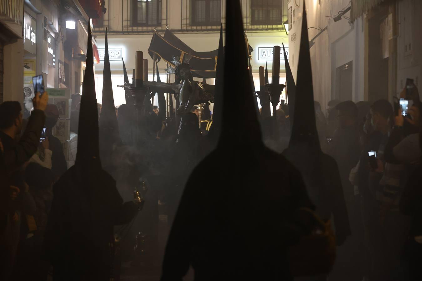 Lunes Santo | La mística salida del Via Crucis de Córdoba, en imágenes