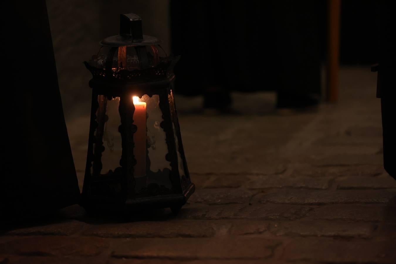 Lunes Santo | La mística salida del Via Crucis de Córdoba, en imágenes