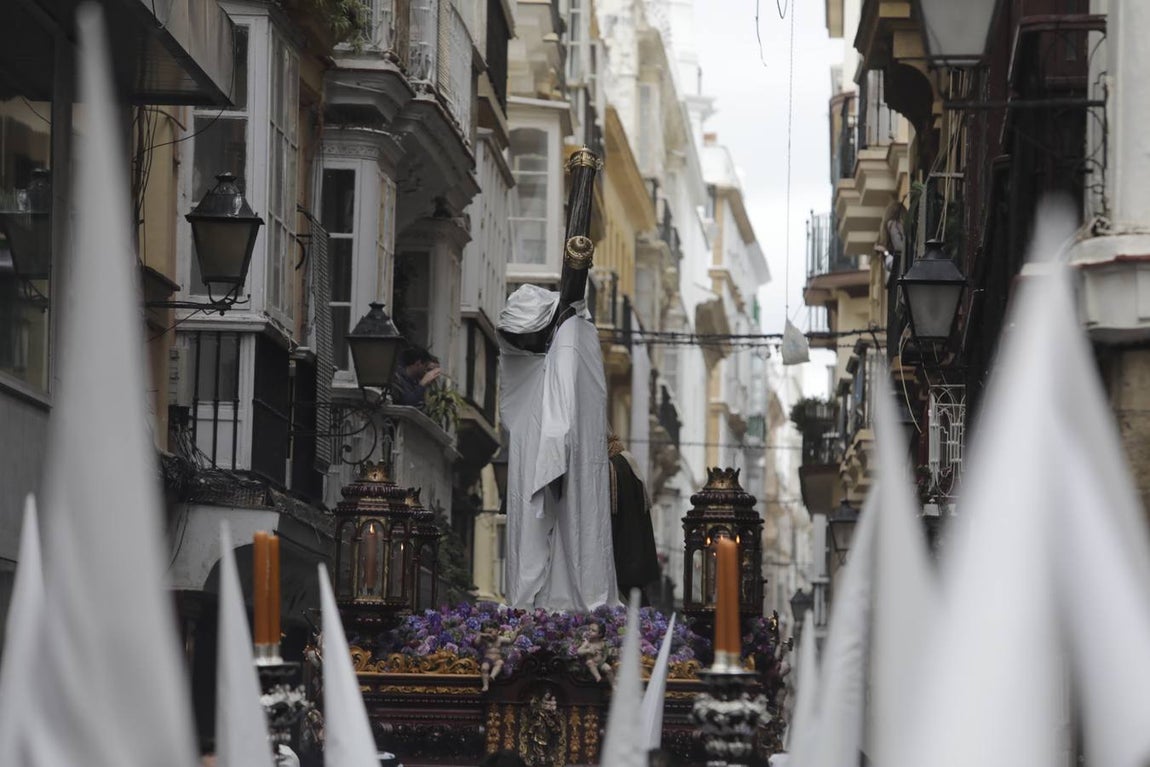 FOTOS: El Nazareno del Amor procesiona el Lunes Santo en Cádiz con la amenaza de lluvia