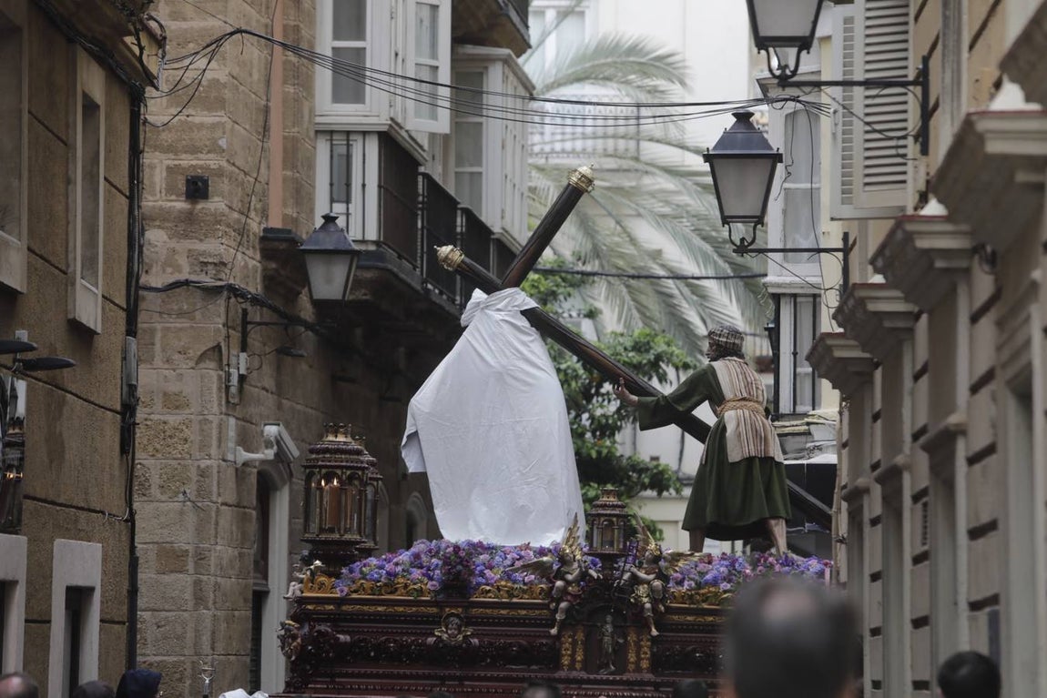 FOTOS: El Nazareno del Amor procesiona el Lunes Santo en Cádiz con la amenaza de lluvia
