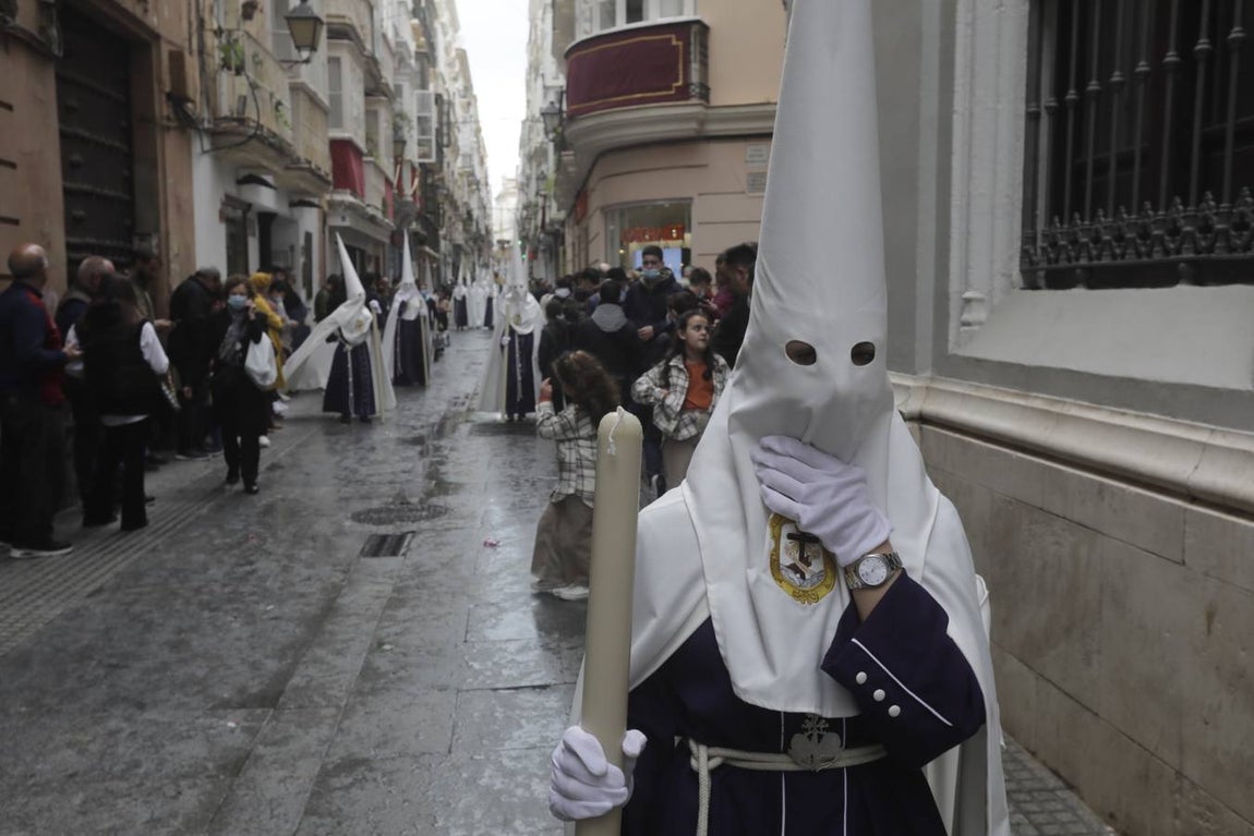 FOTOS: El Nazareno del Amor procesiona el Lunes Santo en Cádiz con la amenaza de lluvia