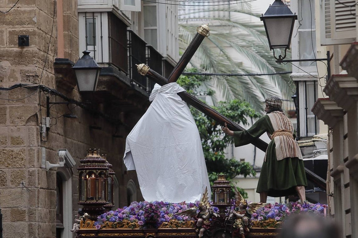 FOTOS: El Nazareno del Amor procesiona el Lunes Santo en Cádiz con la amenaza de lluvia