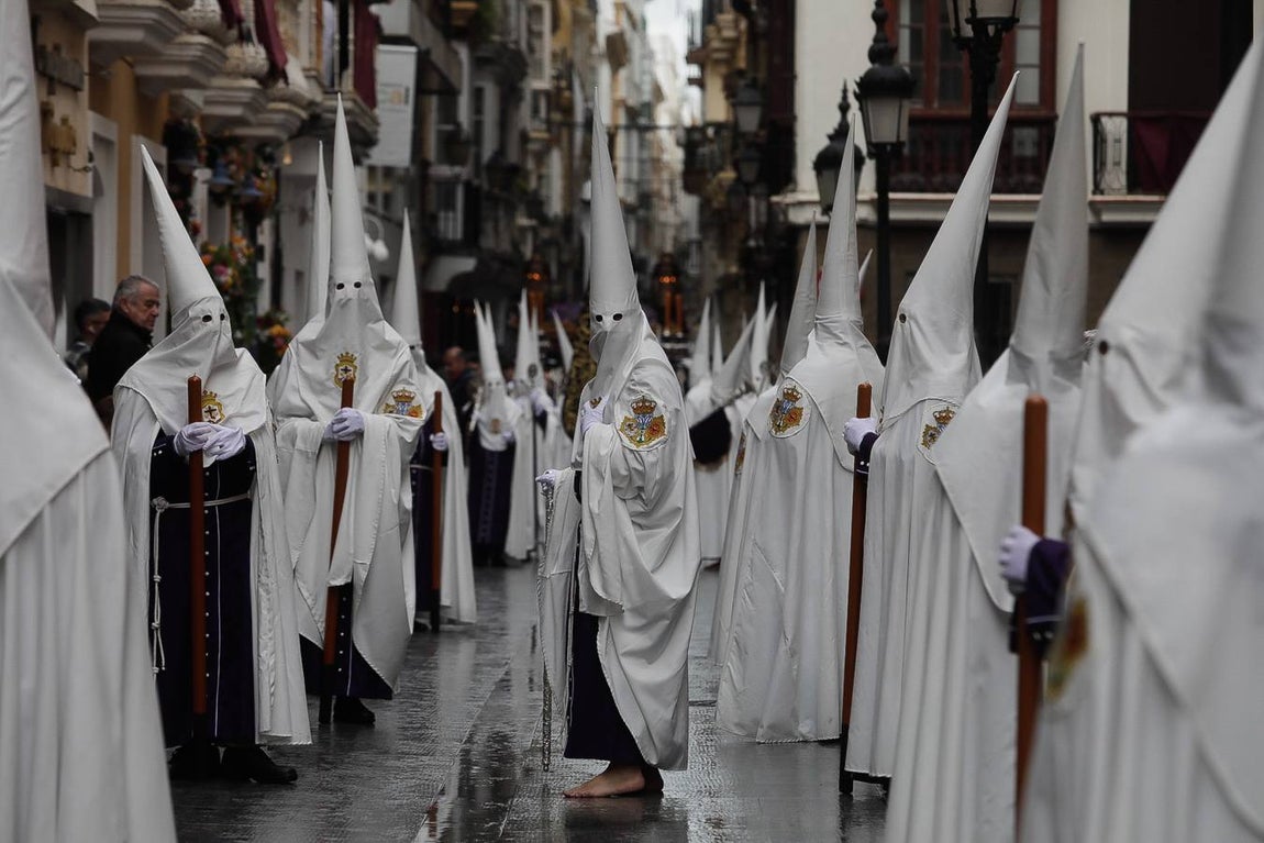 FOTOS: El Nazareno del Amor procesiona el Lunes Santo en Cádiz con la amenaza de lluvia