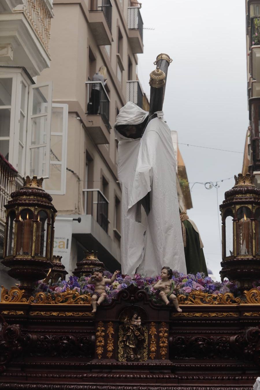 FOTOS: El Nazareno del Amor procesiona el Lunes Santo en Cádiz con la amenaza de lluvia