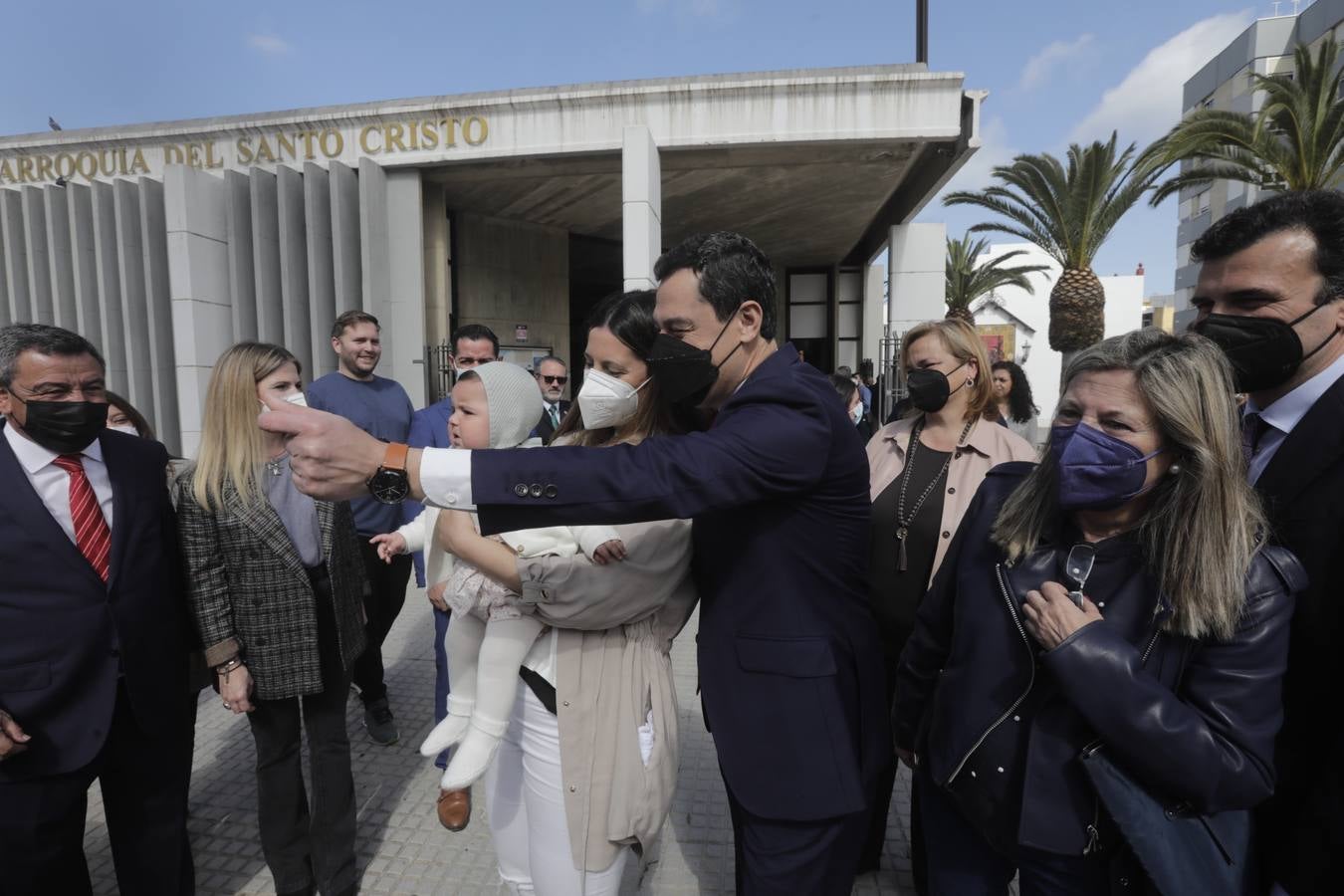 Juanma Moreno visita las hermandades del Lunes Santo en San Fernando