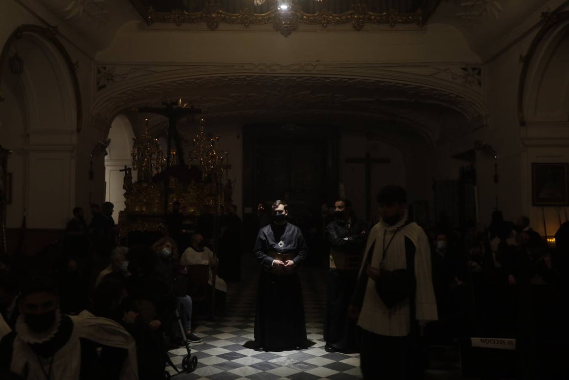 FOTOS: VeraCruz no procesiona el Lunes Santo en Cádiz por la lluvia