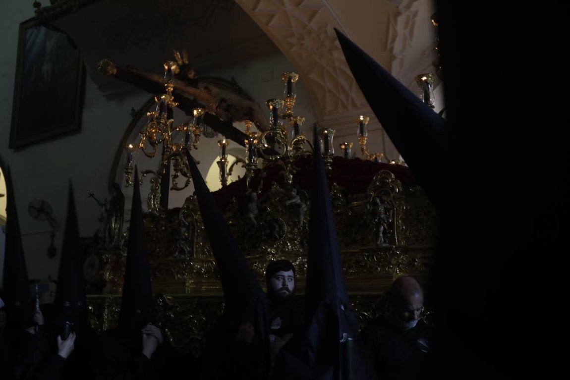 FOTOS: VeraCruz no procesiona el Lunes Santo en Cádiz por la lluvia