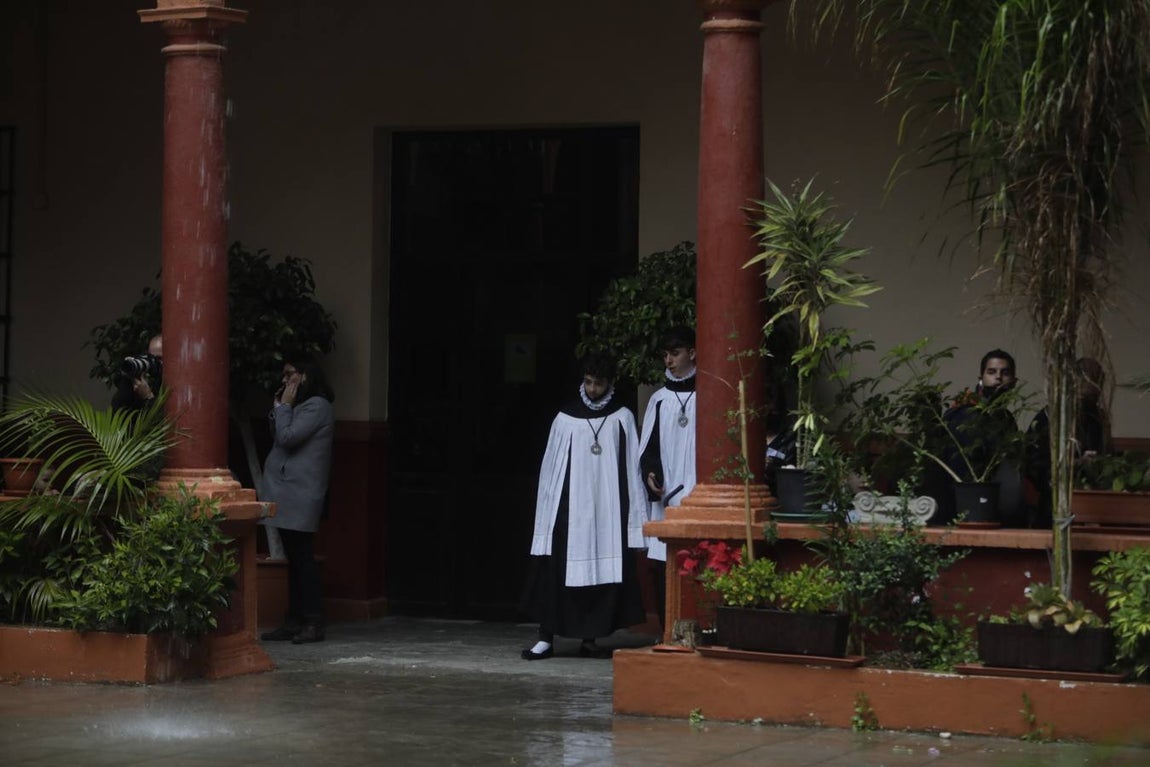 FOTOS: VeraCruz no procesiona el Lunes Santo en Cádiz por la lluvia