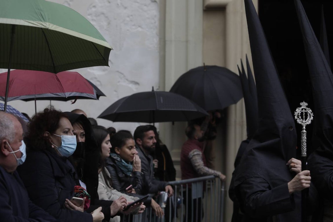 FOTOS: VeraCruz no procesiona el Lunes Santo en Cádiz por la lluvia