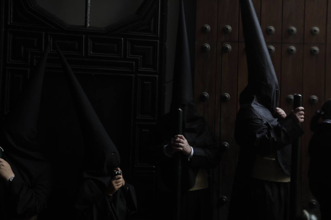 FOTOS: VeraCruz no procesiona el Lunes Santo en Cádiz por la lluvia