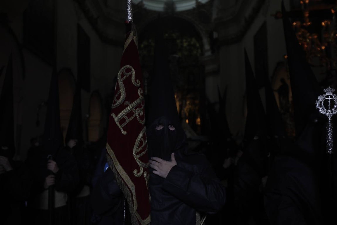FOTOS: VeraCruz no procesiona el Lunes Santo en Cádiz por la lluvia